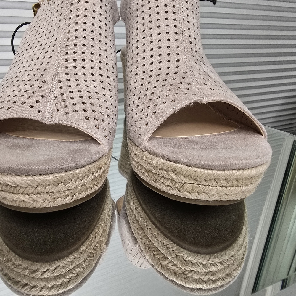 Liz Claiborne  NWT Taupe Hadley Koala  Memory Foam Wedge size 9M - Picture 6 of 16